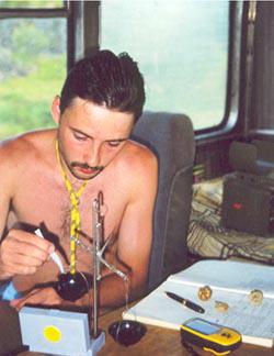 Золотые самородки найденные на дражных отвалах Иркутская область. На фото Рудольф Кавчик.  Золотые самородки найденные на дражных отвалах Иркутская область. На фото Рудольф Кавчик.