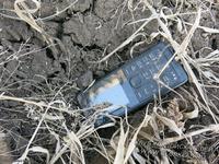 Сотовый телефон найденный даже без металлоискателя. Лежал на пашне.  