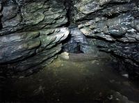 Посещая пещеры, будьте осторожны! В них можно найти не только клад